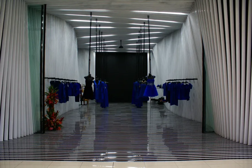 弧形幕布下的服装展示空间-11