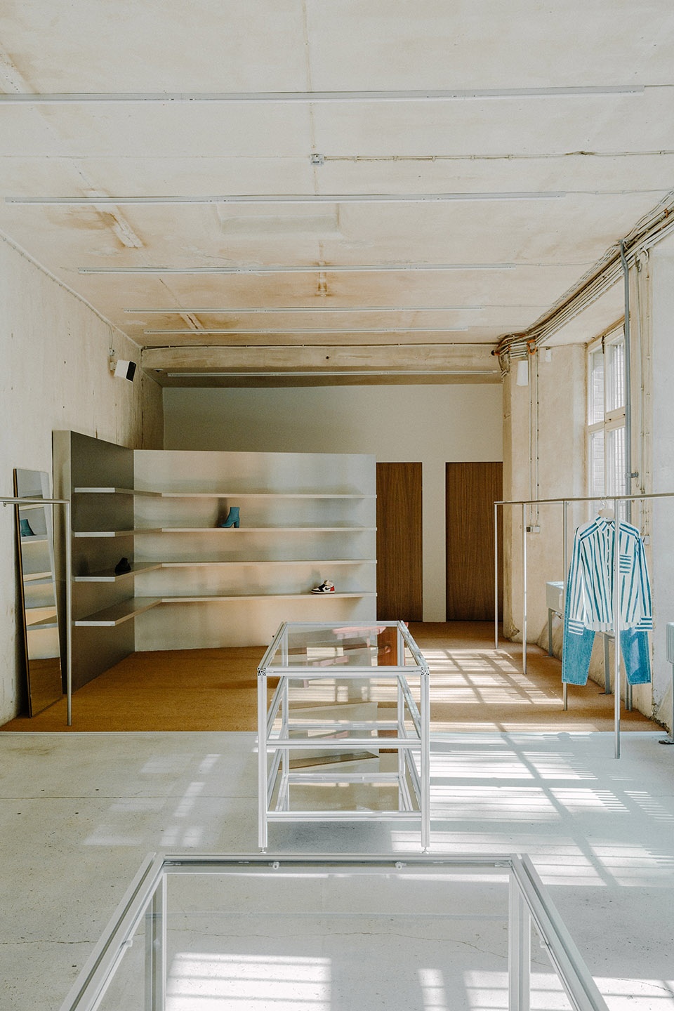 柏林 Voo Store 工业风玻璃展柜设计-14