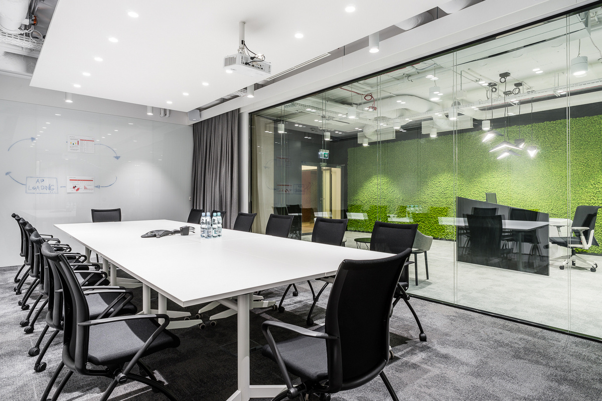 波兰 pharmaceutical 公司办公室,简约黑白构建传统日式美学-8