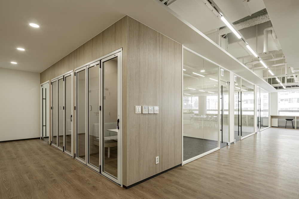 白色与木色，打造 250 平米高级办公空间-13