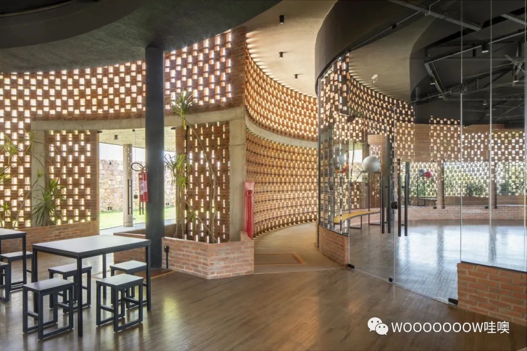 巴西 Unileão 大学体育馆 | 砖纹理与绿意空间的巧妙结合-9