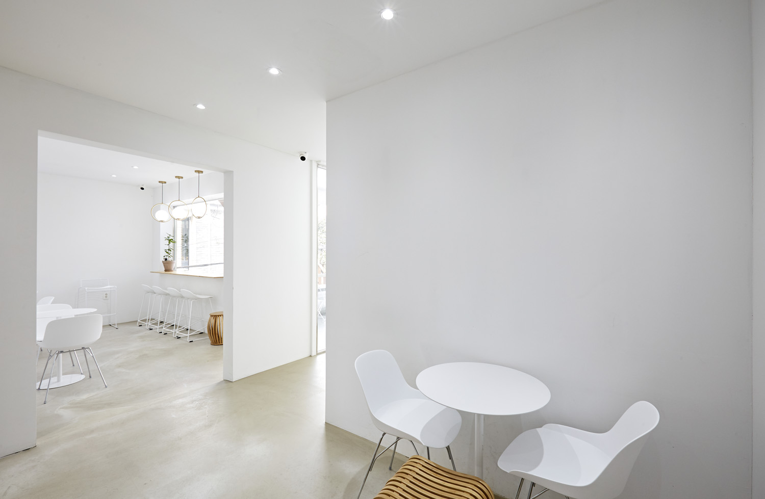 40 平米白色简约风咖啡厅 设计展现极简美学魅力-9