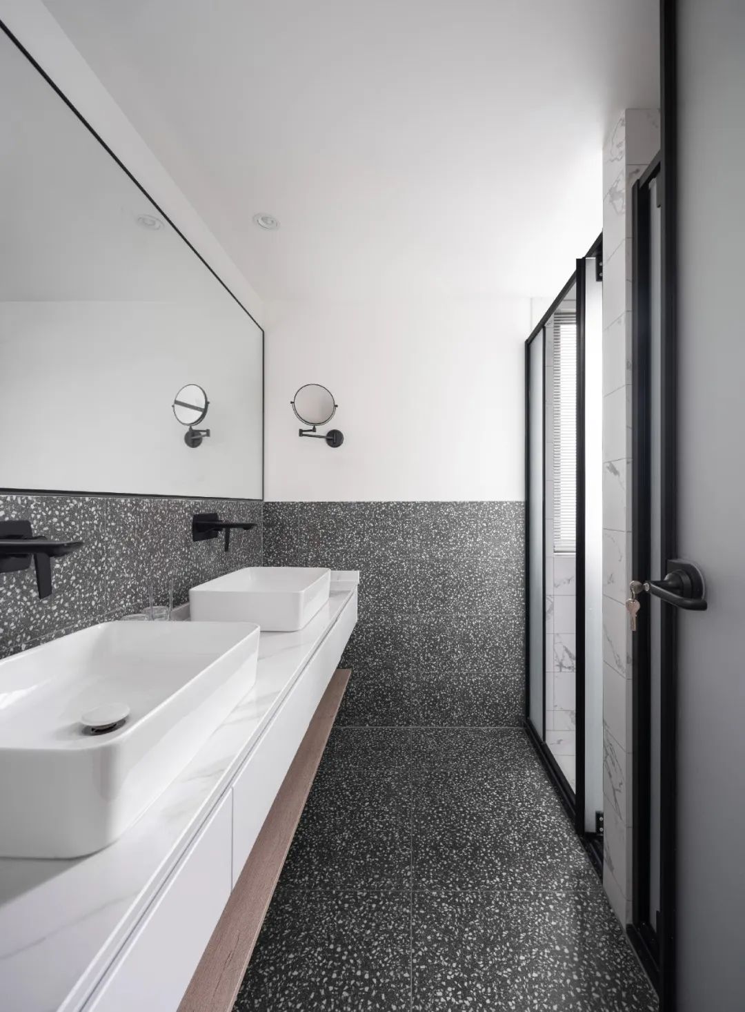 黑白基调,打造隔绝纷扰的年轻夫妻新居-75