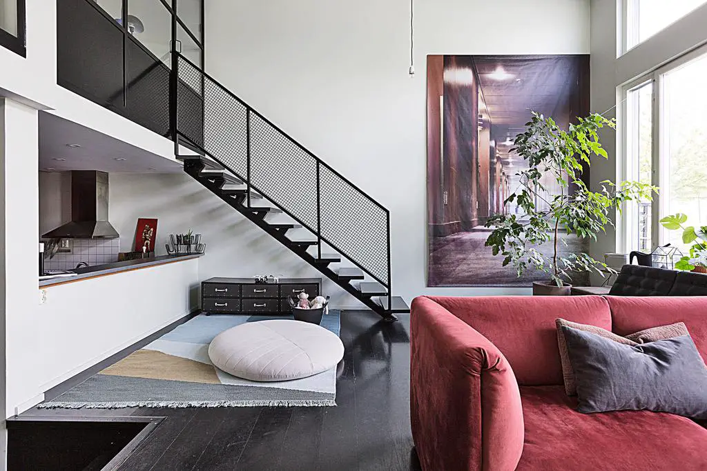 瑞典两层家庭阁楼设计，现代风格与舒适生活的完美融合-1