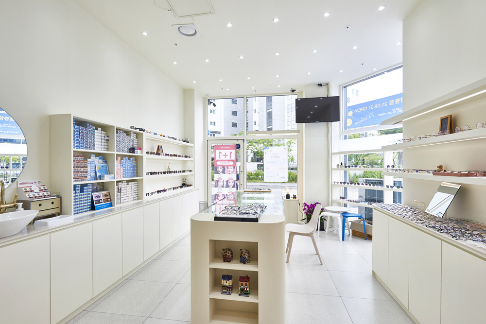 明亮世界眼镜店 | 白色调的 11 平米眼镜展示空间-5