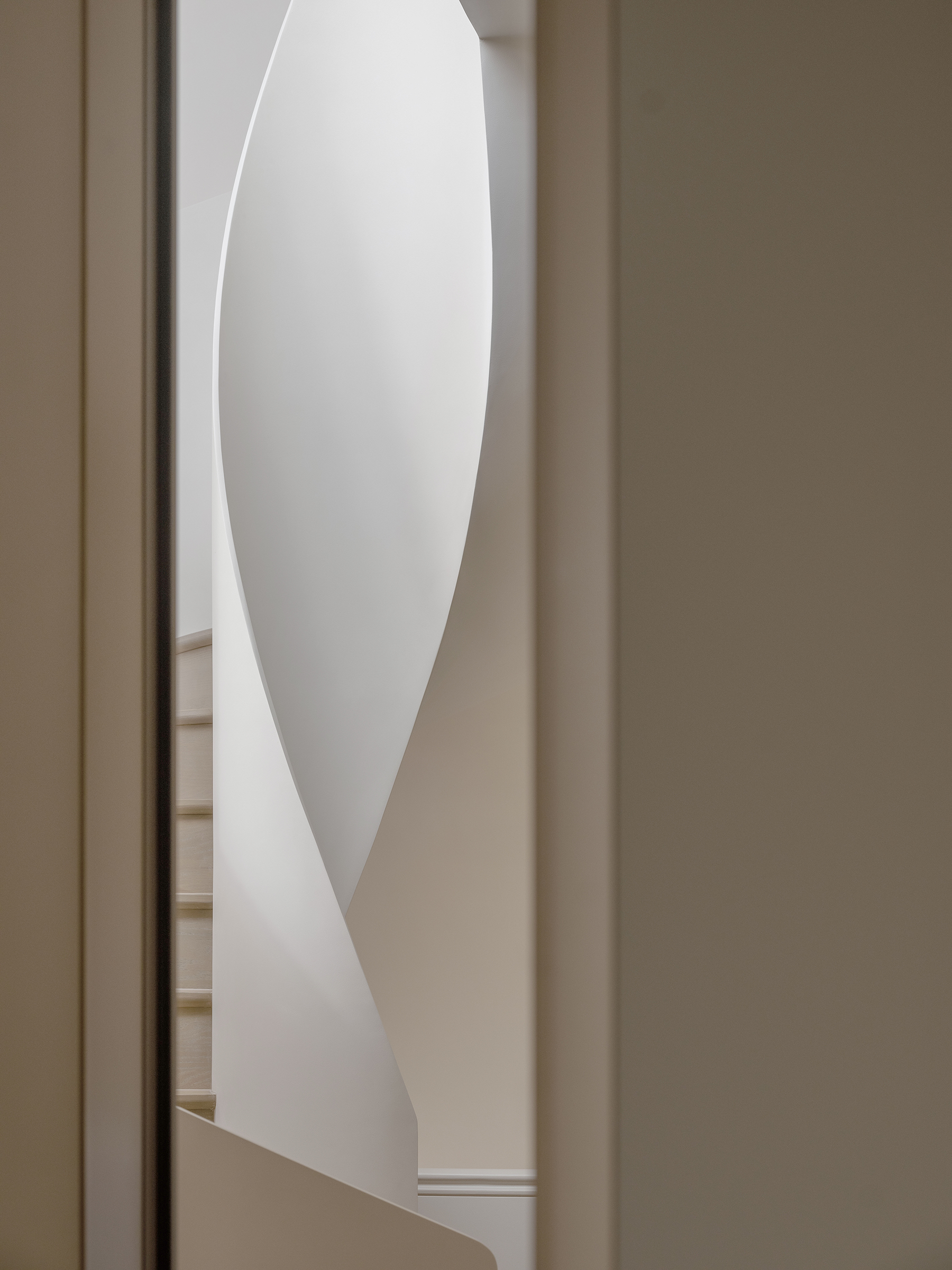 弧形楼梯与旋转楼梯的完美融合·简约别墅设计丨中国丨JSCC 极舍文化创意（上海）有限公司-4