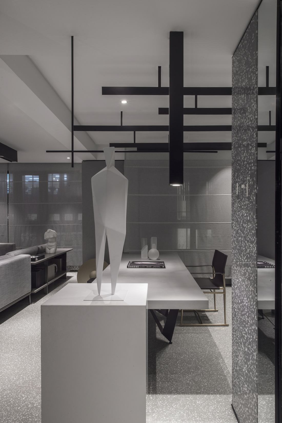 140平米爆改为一室，宠物鲨鱼的黑白世界极简至极-15