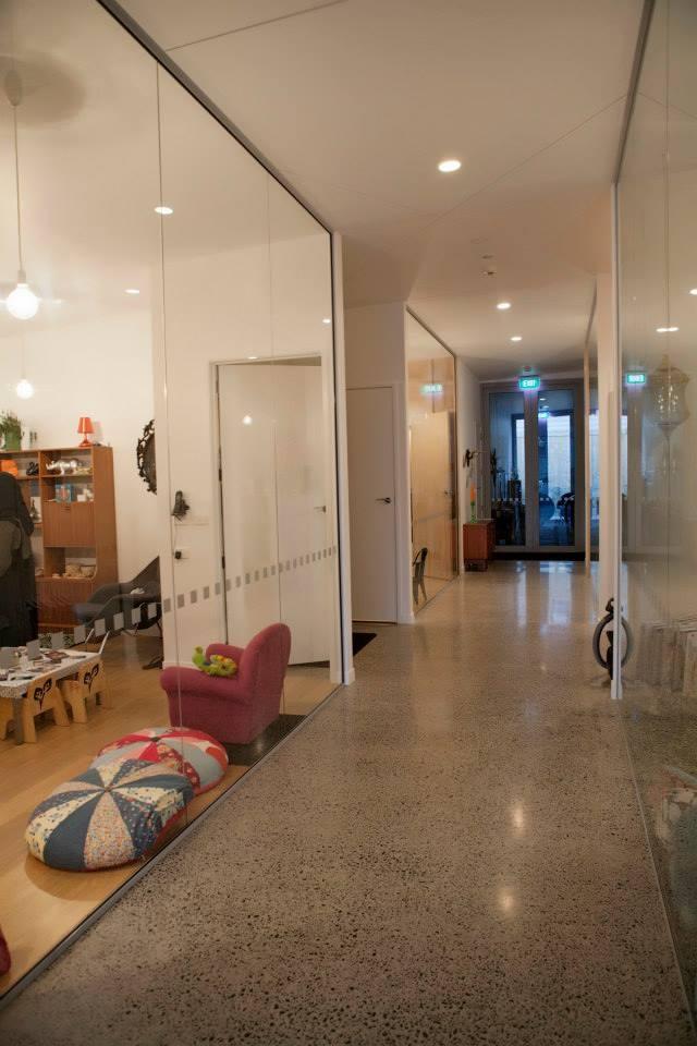 汉密尔顿新芽儿童中心 · 公园中的白色木箱幼儿园-9