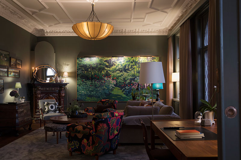 瑞典马尔默中心古典奢华风格的暗色调公寓设计-25