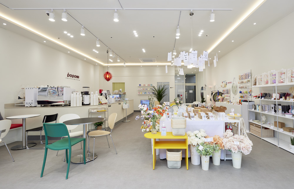 白色梦幻咖啡厅 | 31 平米的极简艺术空间-4