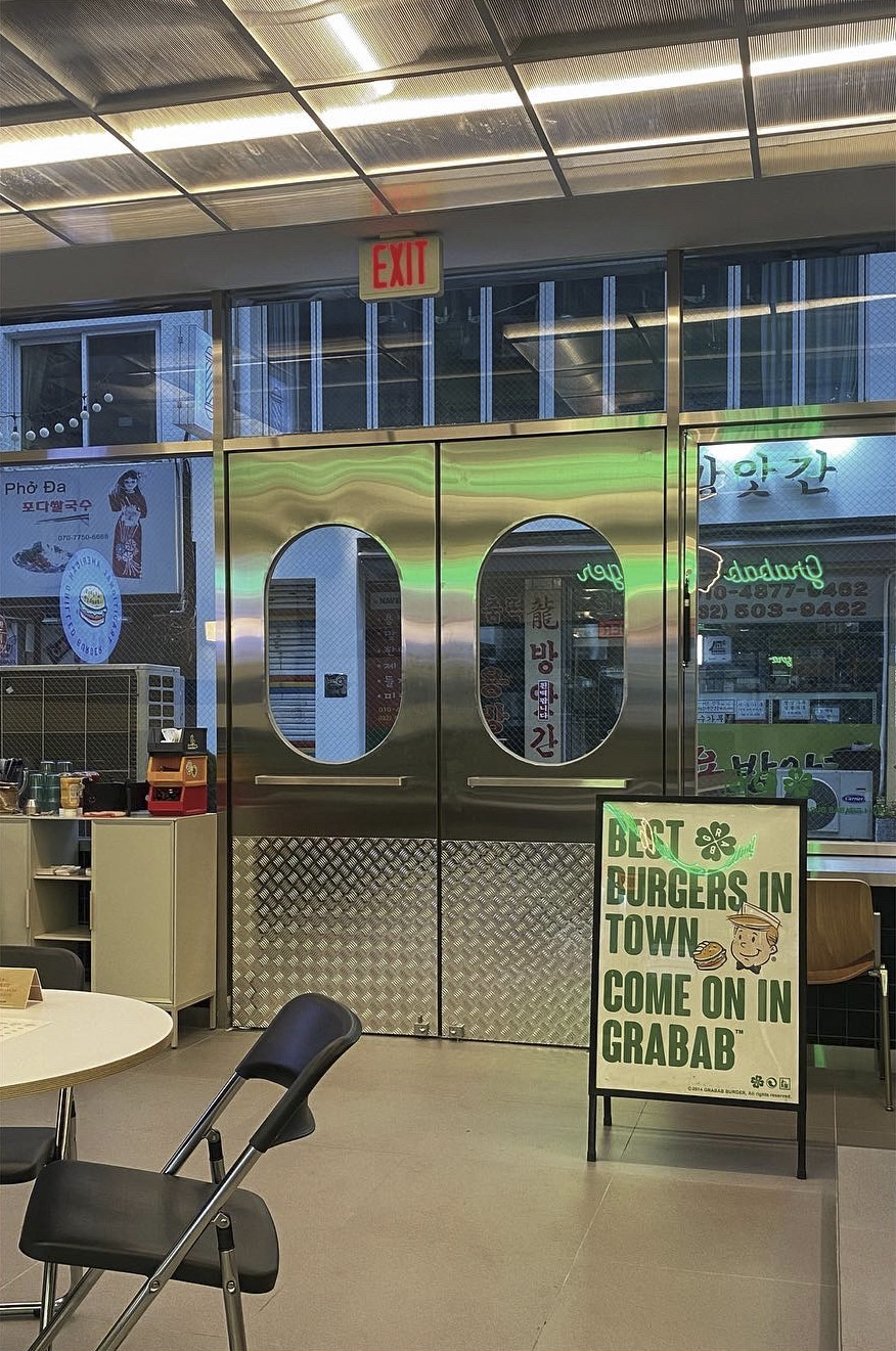 发光家具！韩国设计师的 25 平米极简公寓设计-3