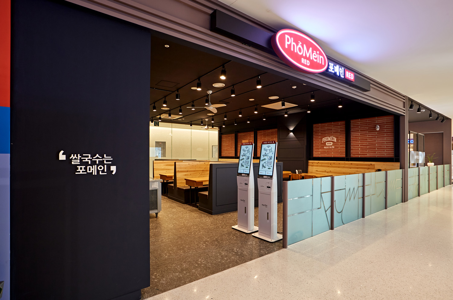 15 平米极简卧室 | 红色主题的精致设计-13