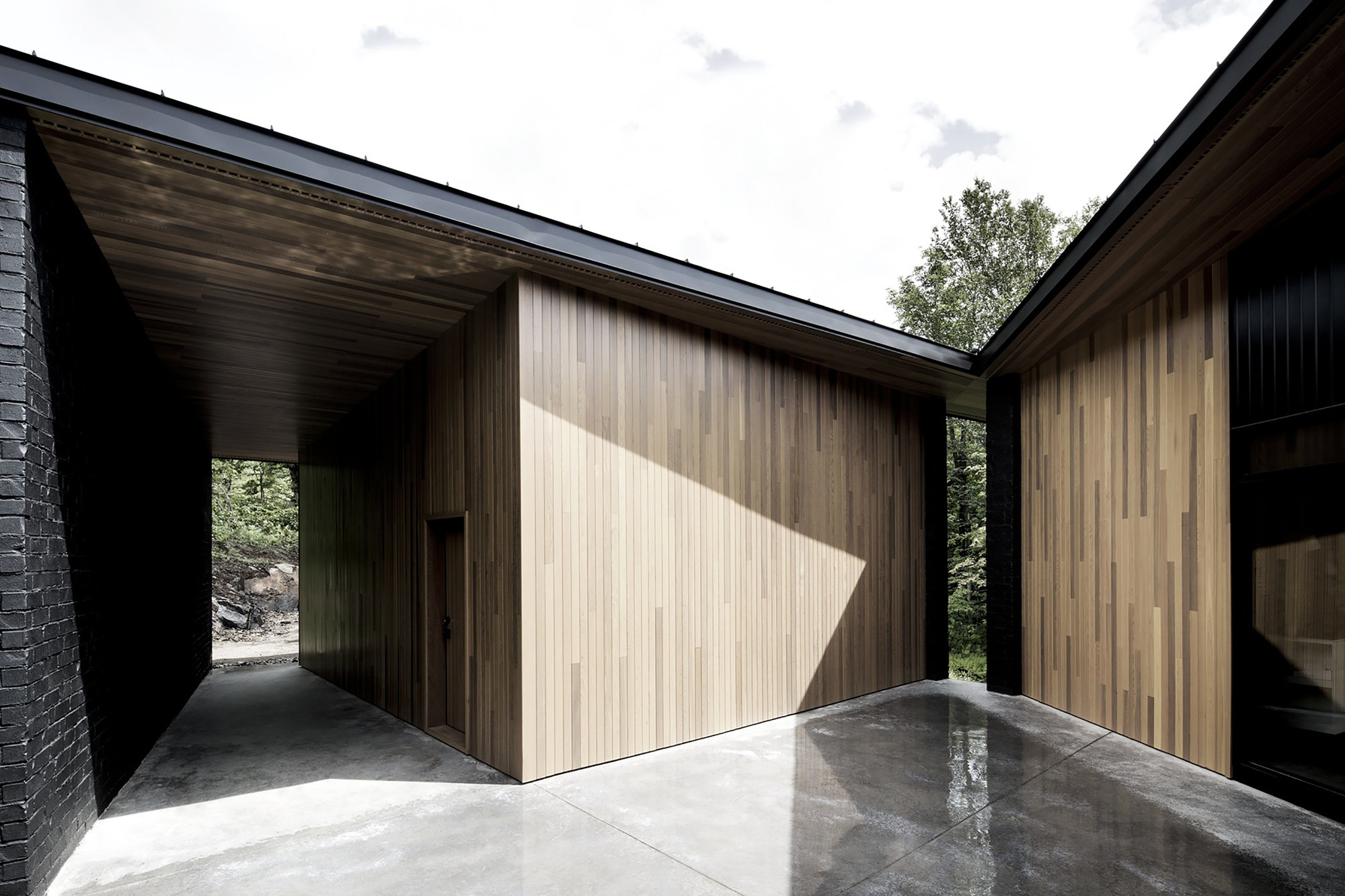 加拿大湖泊风景住宅 | 非传统布局与自然景观的完美融合-19