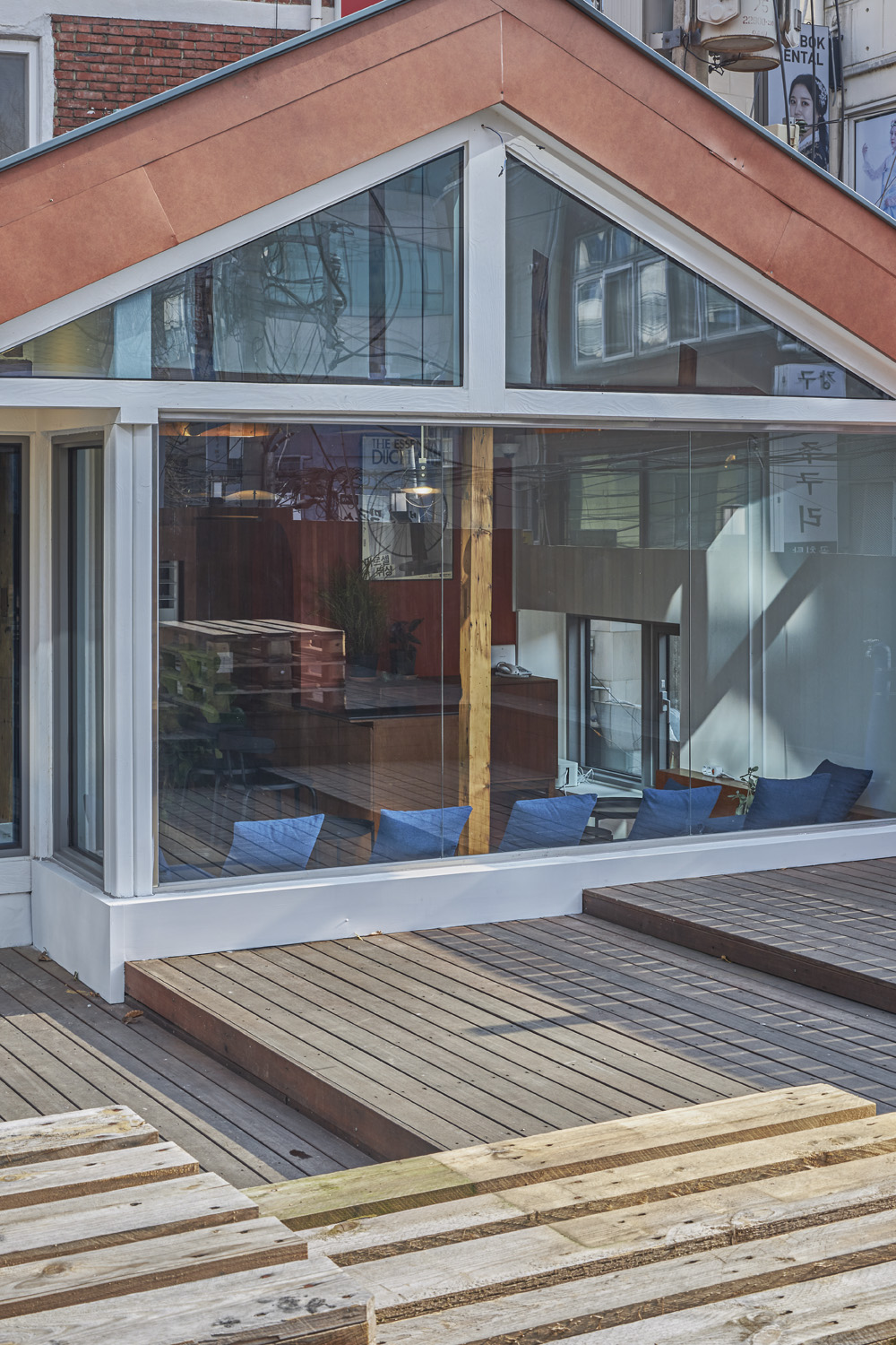 十坪空间里的缤纷色彩盛宴——WAFF 咖啡厅设计-18