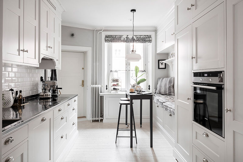 深蓝花卉壁纸 | 瑞典哥德堡大胆斯堪的纳维亚公寓设计-25