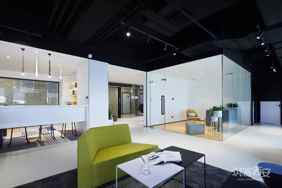 现代简约风格打造网络科技公司炫酷空间-10