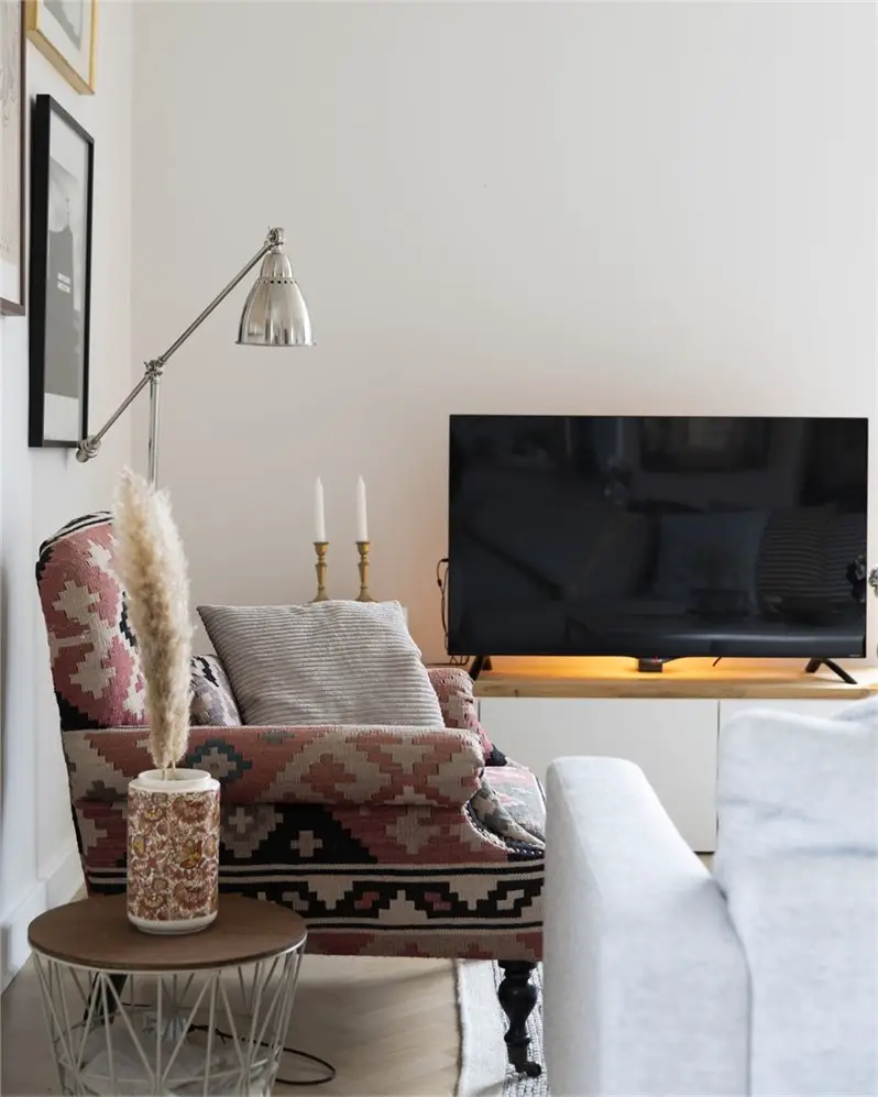 优雅双层公寓，阁楼卧室的独特魅力-10