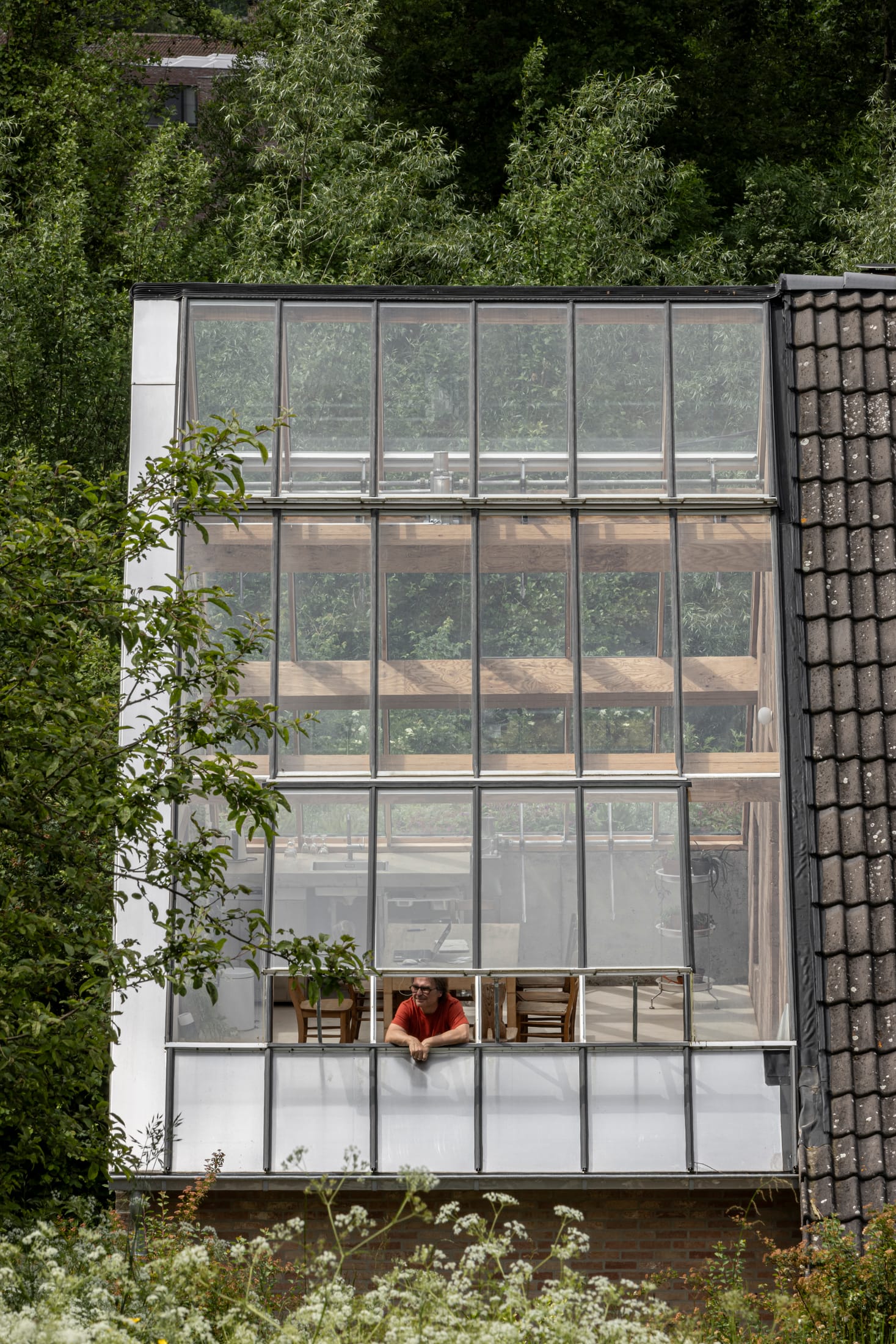 Hé Architectuur Transform 1990s Belgian Fermette with Rrammed Earth Walls and Winter Garden.-0