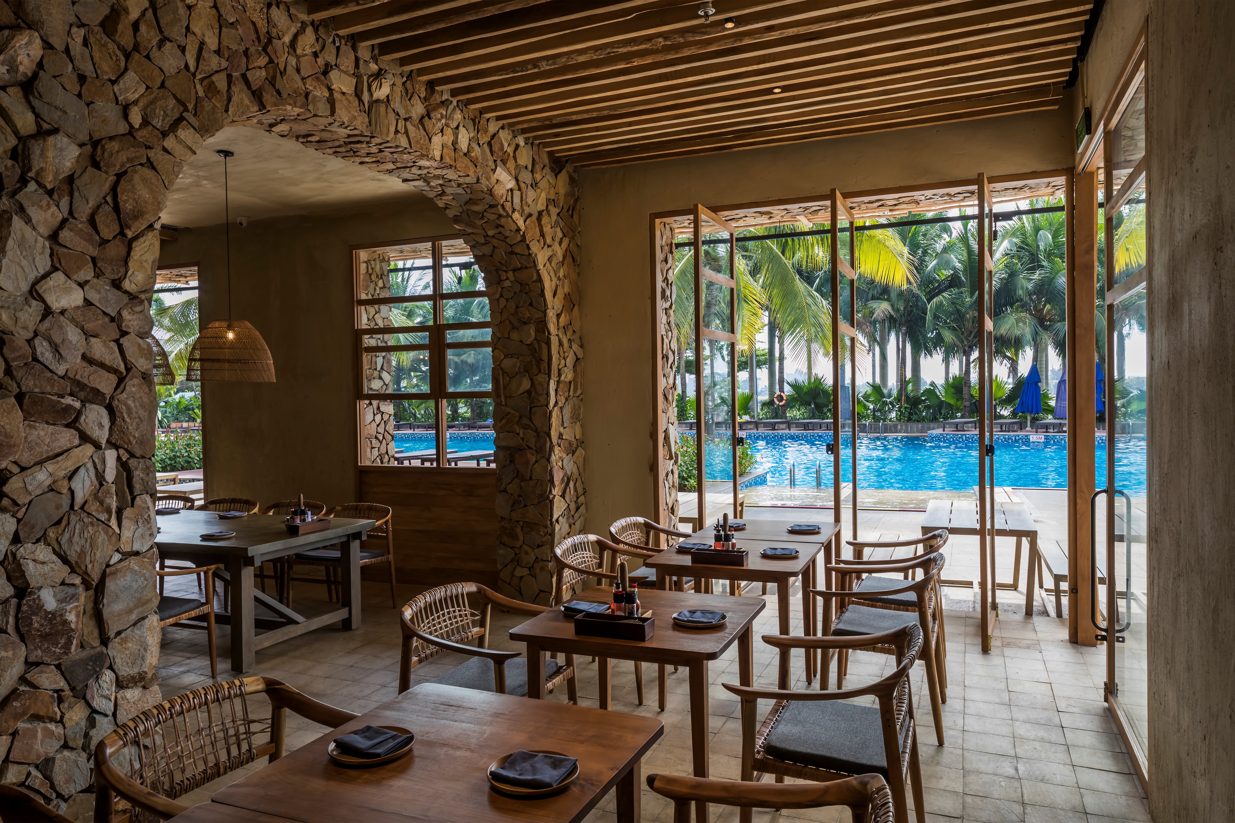 越南"Pizza 4P's"餐厅设计 · 海边别墅中的自然优雅-54