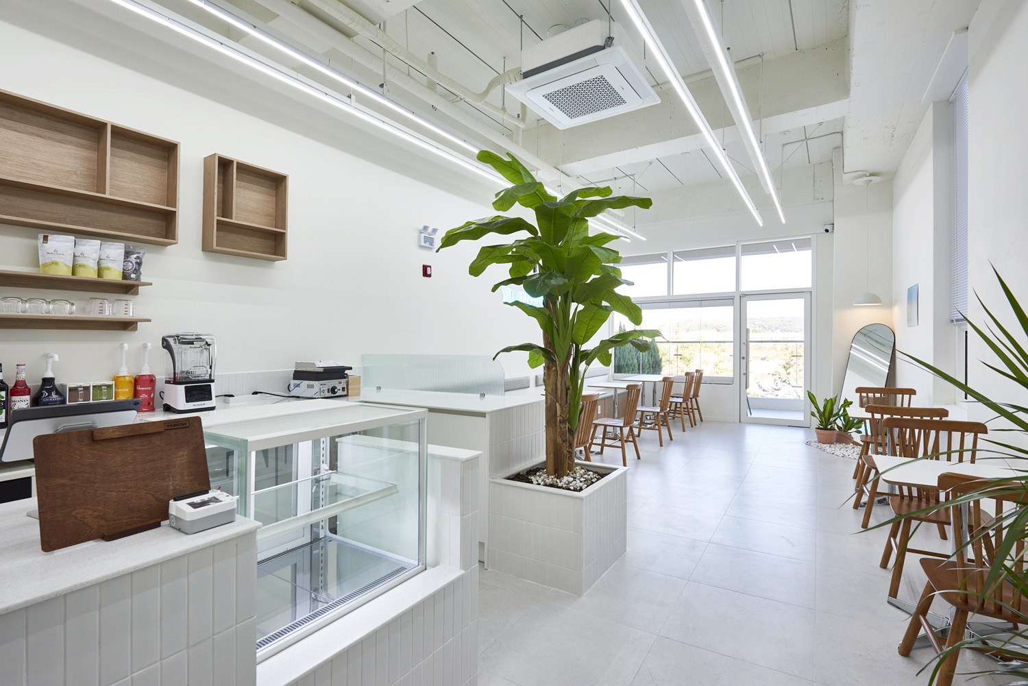 "白色简约设计的 13 平米小空间咖啡厅"-6