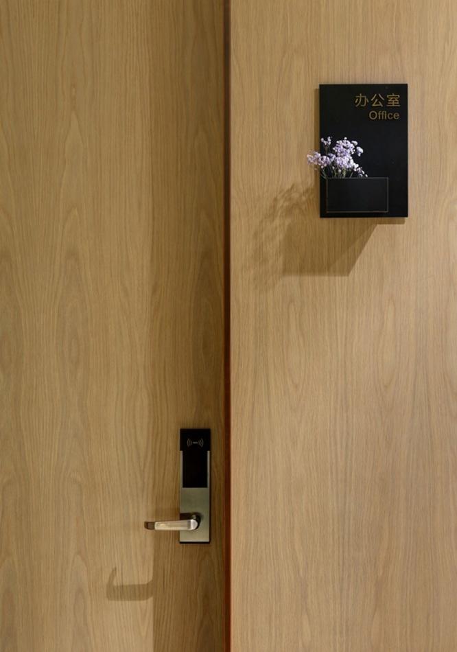 现代优雅办公空间,演绎黑色烤漆与木板的创意结合-17