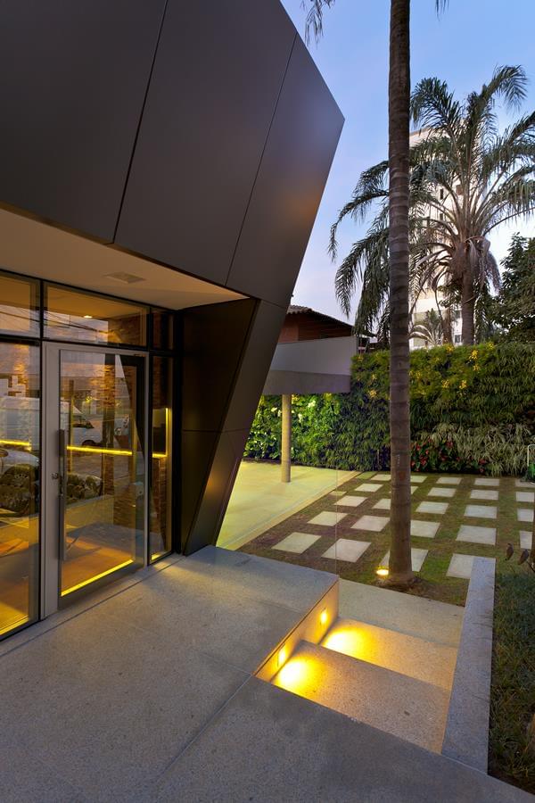 巴西律师事务所办公室翻新，融入垂直花园和环保设计-3