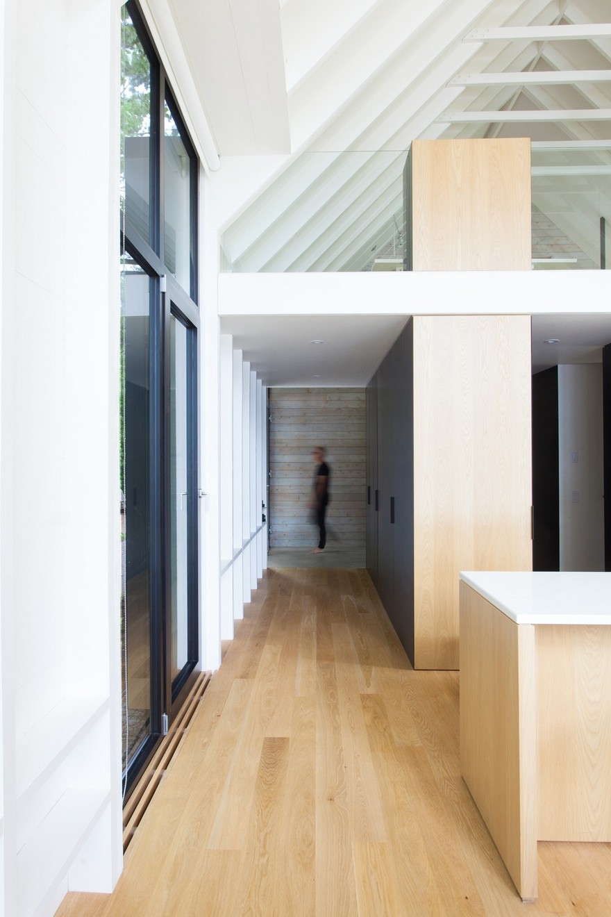 YH2 Designed a Charming Family Cottage on the Shores of a Lake-23