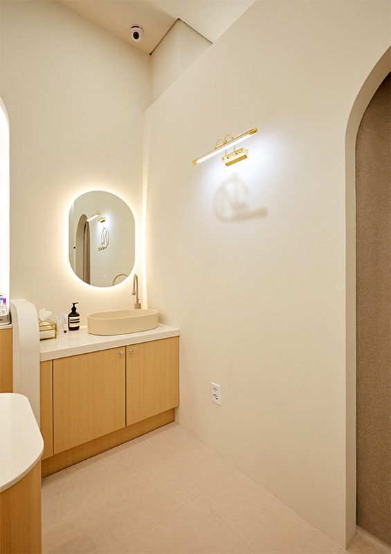 简约白色与原木质感的完美融合 | 10 坪小空间的艺术探索-14