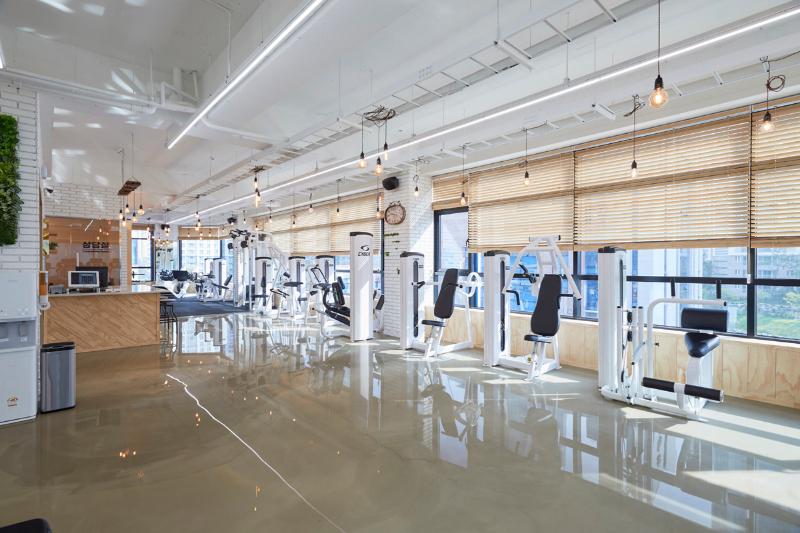 现代明亮 60 平健身中心，专业与时尚的完美融合-7