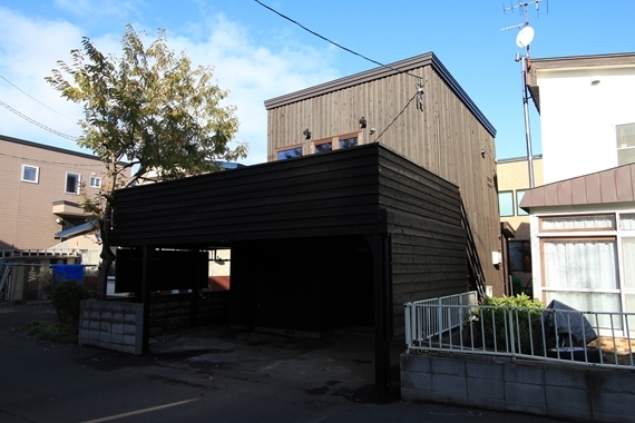 「鉄階段とウッドデッキの家」(铁楼梯与木质甲板之家)丨日本-6