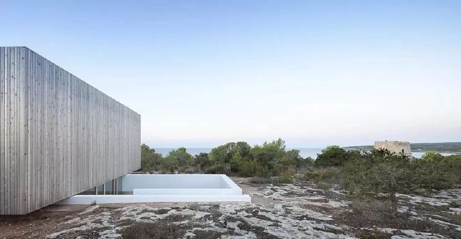 岩石上的住宅--木头做的房子  mariàcastelló-11