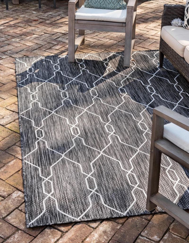 Black and White Outdoor Rugs That Fit Any Space And Style-3