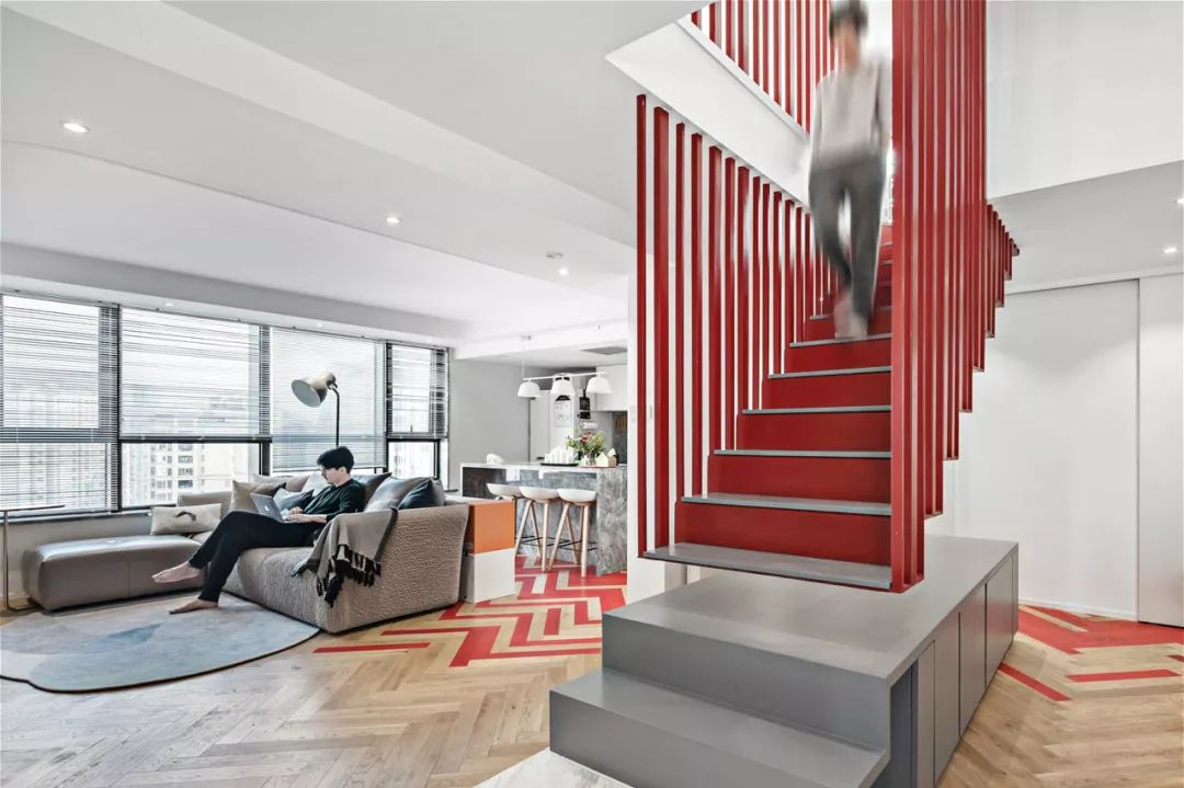 好酷！上海潮爸辣妈的92㎡Loft，后现代“悬浮”楼梯能做玄关能储物，大写的服气！ 缤视智造-28