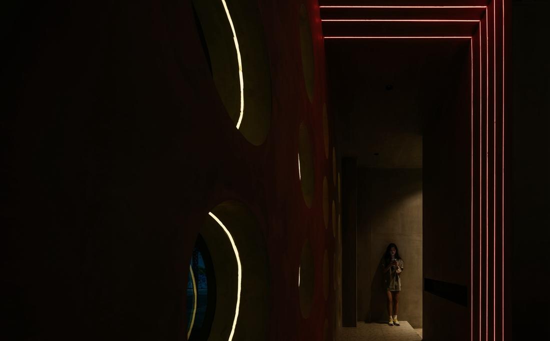 神秘感十足的酒吧设计-19