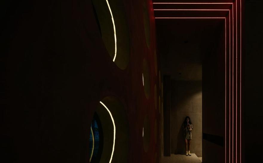 神秘感十足的酒吧设计-19