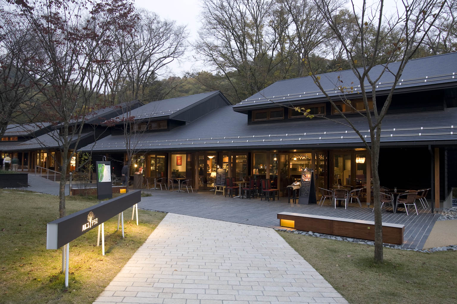 榆树露台 · 融入自然的休闲商业空间丨日本长野丨东环境·建筑研究所,都市环境照明研究所(ICE)等-17