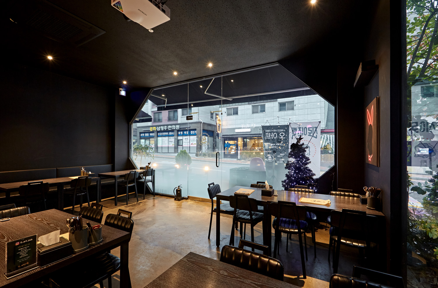 黑色乡村风格的 16 平米小酒馆设计-9