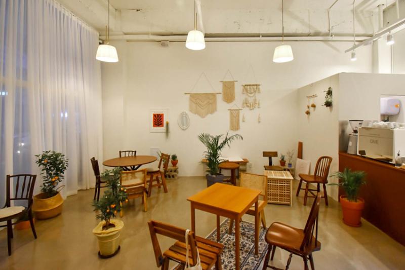 温暖 14 坪的“白色&木质”咖啡馆设计-7