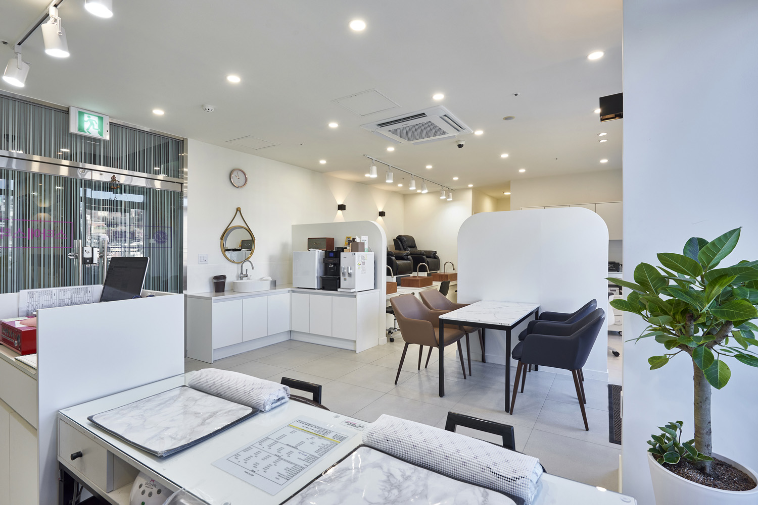 22 平米极简卧室，白色调的完美运用-3