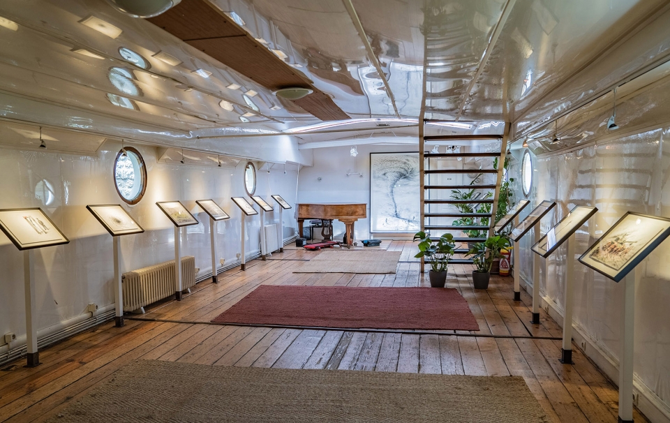 巴黎水线展览 | 船屋变艺术殿堂,Pejac 呈现环保与阶级议题-21