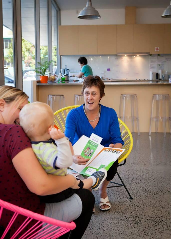 汉密尔顿新芽儿童中心 · 公园中的白色木箱幼儿园-8