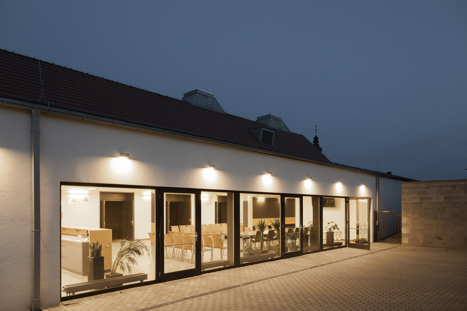 捷克 Píšť信息文化中心 · 白色几何建筑的公共空间创新-30