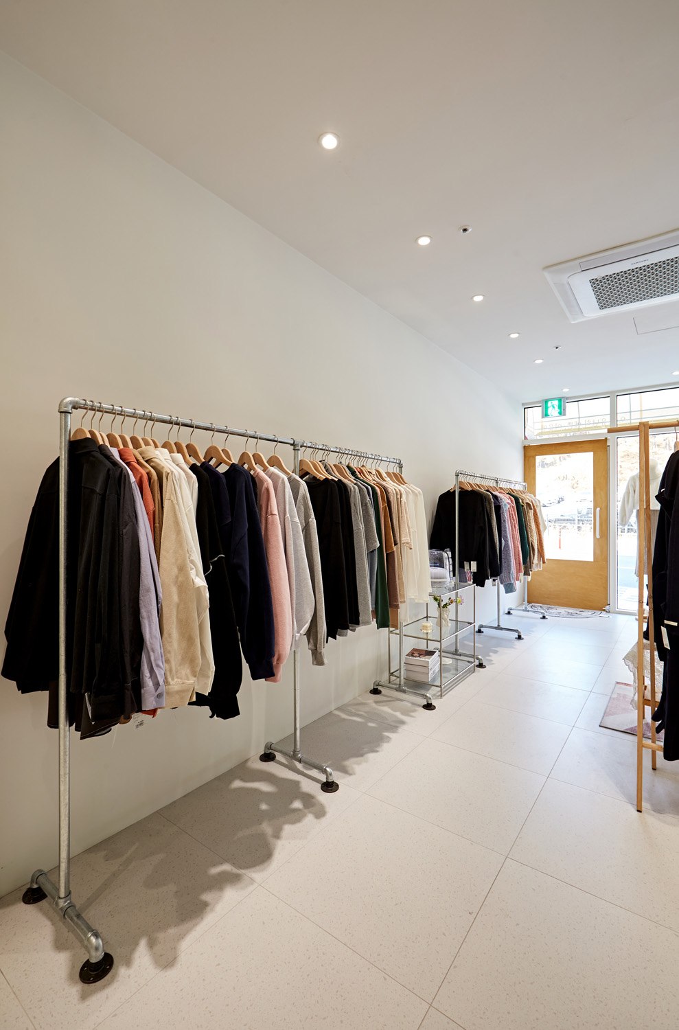 温馨 12 平女性服饰店，诠释白色与木纹之美-14