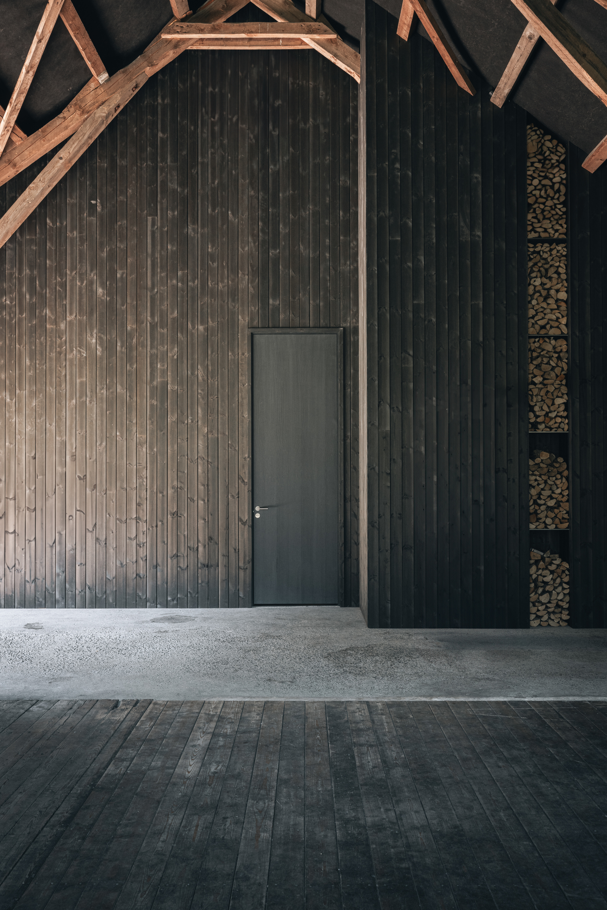 尼卡厨房餐厅21号 24号
说明:由于不清楚21 24具体所指,推测可能是餐厅的门牌号之类,所以按此顺序翻译如果有更多背景信息可进一步准确翻译 丨挪威丨OFFICE INAINN-30