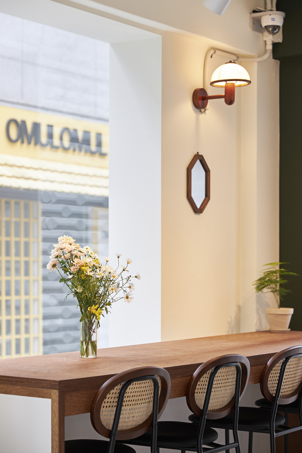 简约白与木的优雅融合 | 12 平米咖啡模型装修费用-13