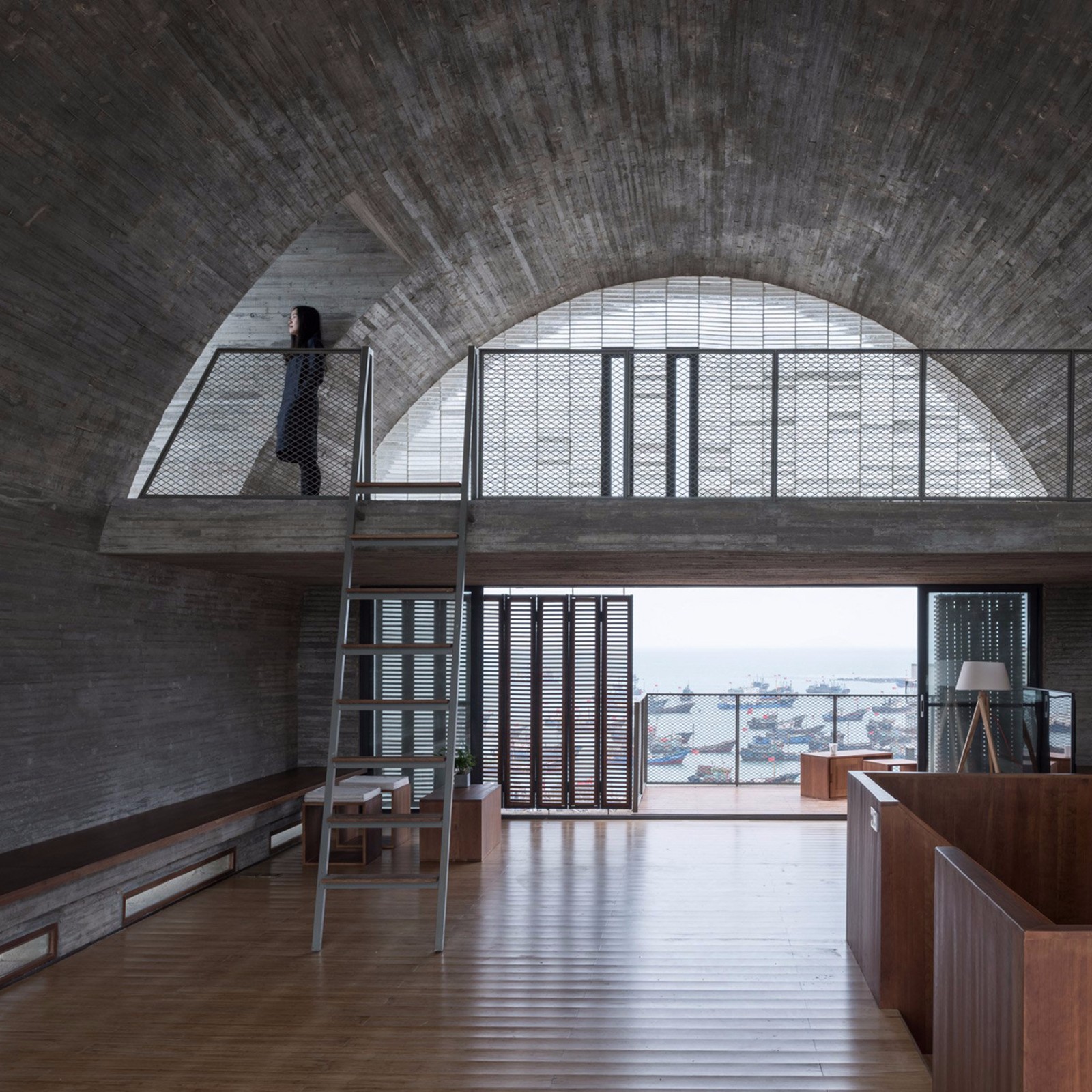 混凝土墙板打造的庄重空间-4