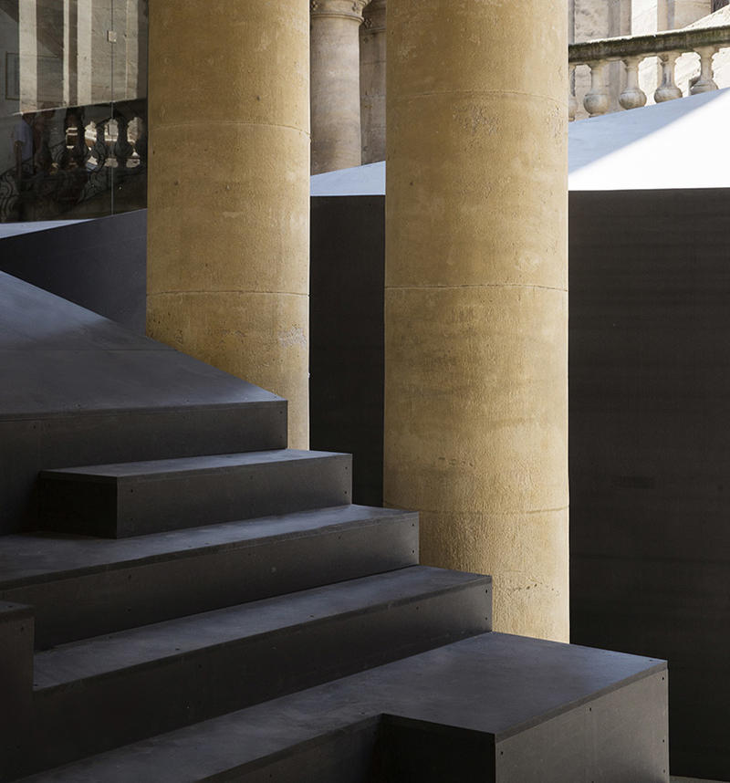 融合差异与力量，盘曲在石柱间的黑色建筑-4