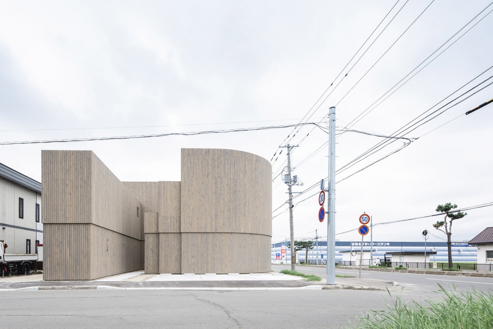 北海道隧道商店住宅 · 弧形空间与简约海岸线的完美结合-19