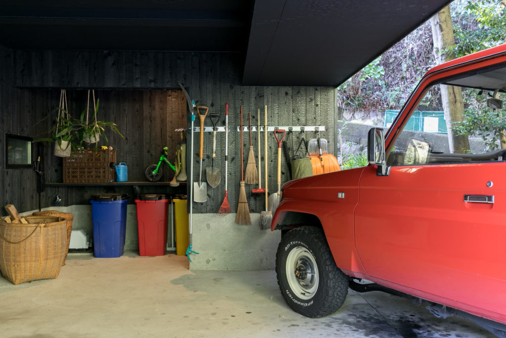 鎌倉の景観に溶け込む緑の中に静かに佇む和を再構築した黒い箱 | Architecture | 100%LiFE-1