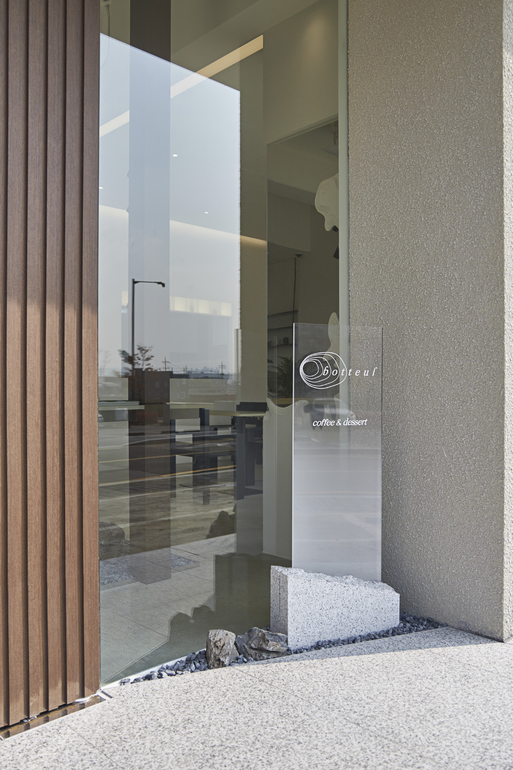 白色木纹打造宁静咖啡厅空间-22